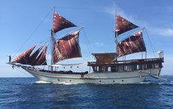 Nyaman Boat yacht charter