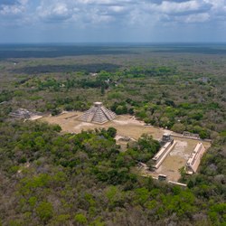 Mayan ruins of Chichén Itza Photo 10