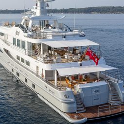 who owns astra yacht