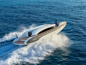 Onda’s speedy 321L limousine tender gets ready to join superyacht 