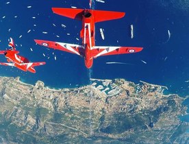 Red Arrows performance wows crowds at 2018 Monaco Yacht Show