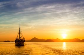 5 Reasons to Visit Komodo on a Luxury Yacht Charter