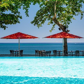 Tahiti - Tahiti Pearl Beach Resort pool dining area