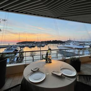 Croatia - Agli Amici Rovinj dining area marina view