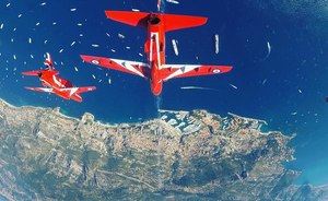Red Arrows performance wows crowds at 2018 Monaco Yacht Show