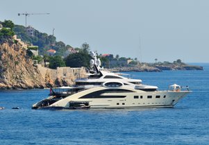 Video: Watch the spectacular art of parking an 85m superyacht in Antigua