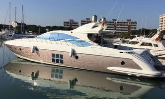 Zipi Zape yacht charter Azimut Motor Yacht
