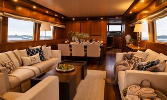 Xumi yacht charter Maiora Motor Yacht