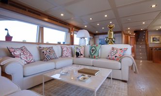 Best Off yacht charter Custom Line Motor Yacht