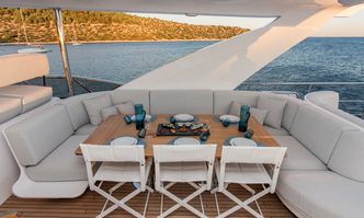 Chillin yacht charter Azimut Motor Yacht