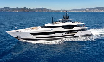 Canoe Canoe yacht charter Custom Line Motor Yacht