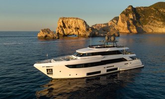 Acqua yacht charter Custom Line Motor Yacht