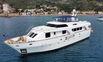 Shangra yacht charter Custom Line Motor Yacht