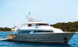 Imagine yacht charter Custom Line Motor Yacht