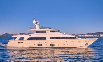 Best Off yacht charter Custom Line Motor Yacht