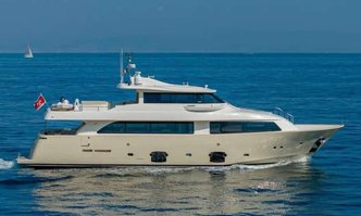 Eolia yacht charter Custom Line Motor Yacht