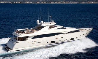 Robusto yacht charter Custom Line Motor Yacht