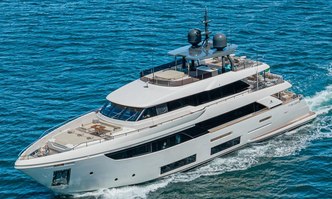 South yacht charter Custom Line Motor Yacht