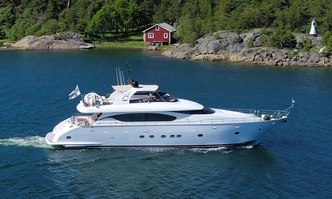 Xumi yacht charter Maiora Motor Yacht