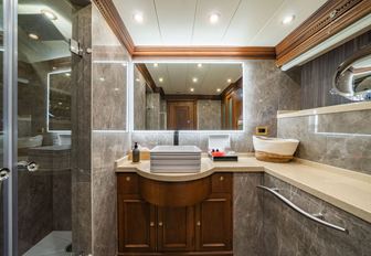Charter yacht IRAMA en suite