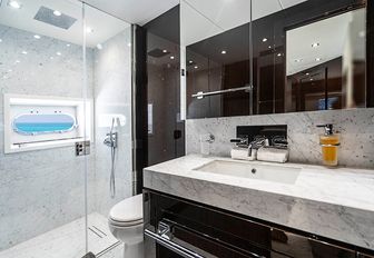 Charter yacht QUANTUM en suite