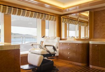 SOLANDGE yacht from SUCCESSION hairdressing room