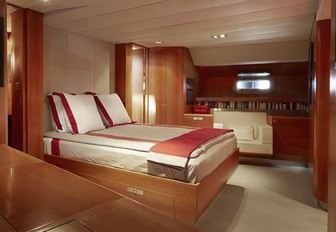 Guest accommodation on board sailing yacht SILVERTIP