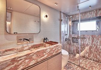 Charter yacht ONE ZERO en suite