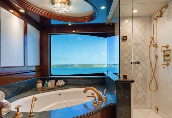 Charter yacht IRON BLONDE en suite