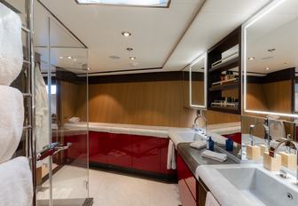 Super yacht charter RENEGADE en suite with bath tub