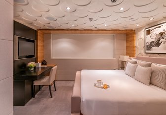 Charter yacht SCOTT FREE guest cabin with central berth