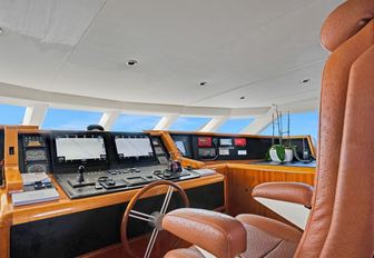 Charter yacht XOXO helm station