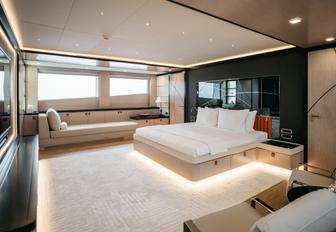 Master cabin onboard charter yacht HEEUS with central berth and chaise longue