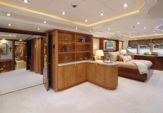 full-beam master suite on board charter yacht CAPRI 