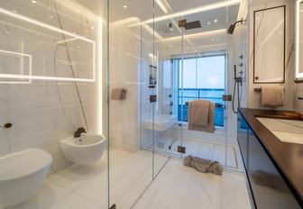 Superyacht charter SYMMETRY en suite with separate cubicles