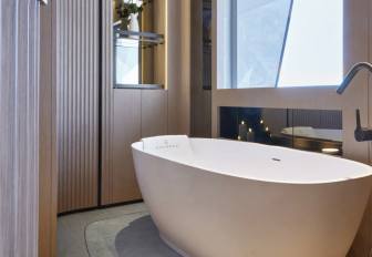 Superyacht charter AWANDRA en suite with bath tub
