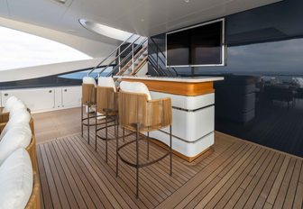 Superyacht charter SYMMETRY exterior wet bar