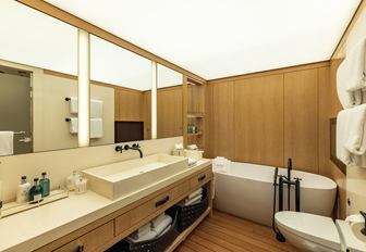Charter yacht REBELS en suite with bath tub