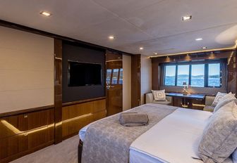 Charter yacht EXPERIENCE master cabin 