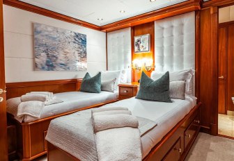 Private yacht charter LEVERAGE twin cabin