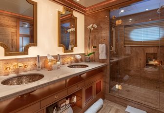 Charter yacht LAUREL en suite