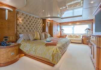 Charter yacht AZUL V master cabin with central berth