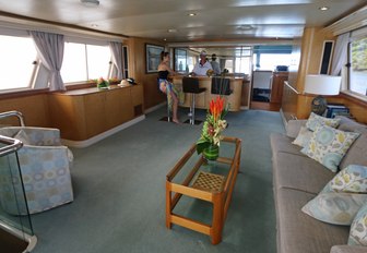 comfortable lounge and bar in main salon of charter yacht BAHAMA 