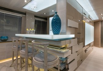 cocktail bar in skylounge aboard superyacht THUMPER 