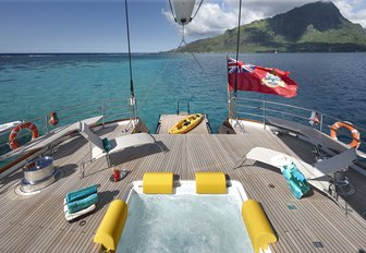 The jacuzzi and aft deck of sailing yacht 'Mondango 3'