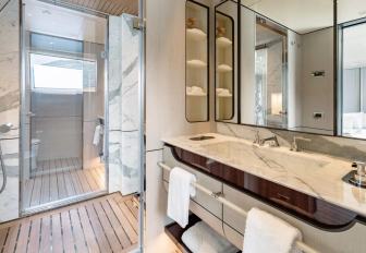 Charter yacht OWO ensuite with sink unit