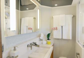 Charter yacht SERENITY en suite
