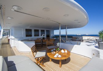 Alfresco living on motor yacht Lady Ellen II