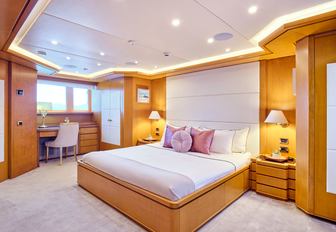Yacht rental OASIS master cabin