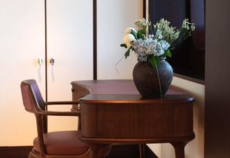 Charter yacht SOLACE desk and vase